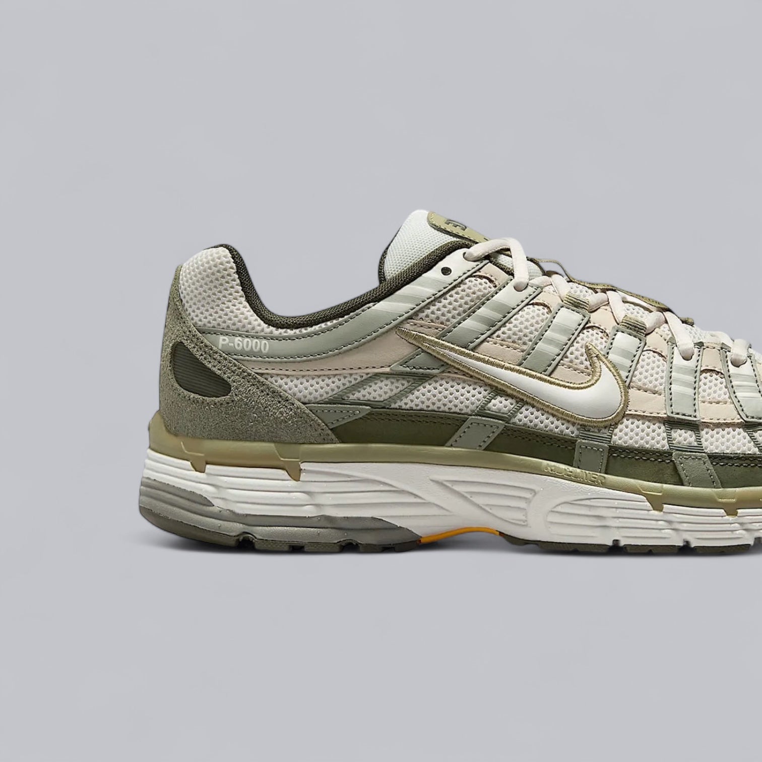 NIKE P6000 - CARGO KHAKI