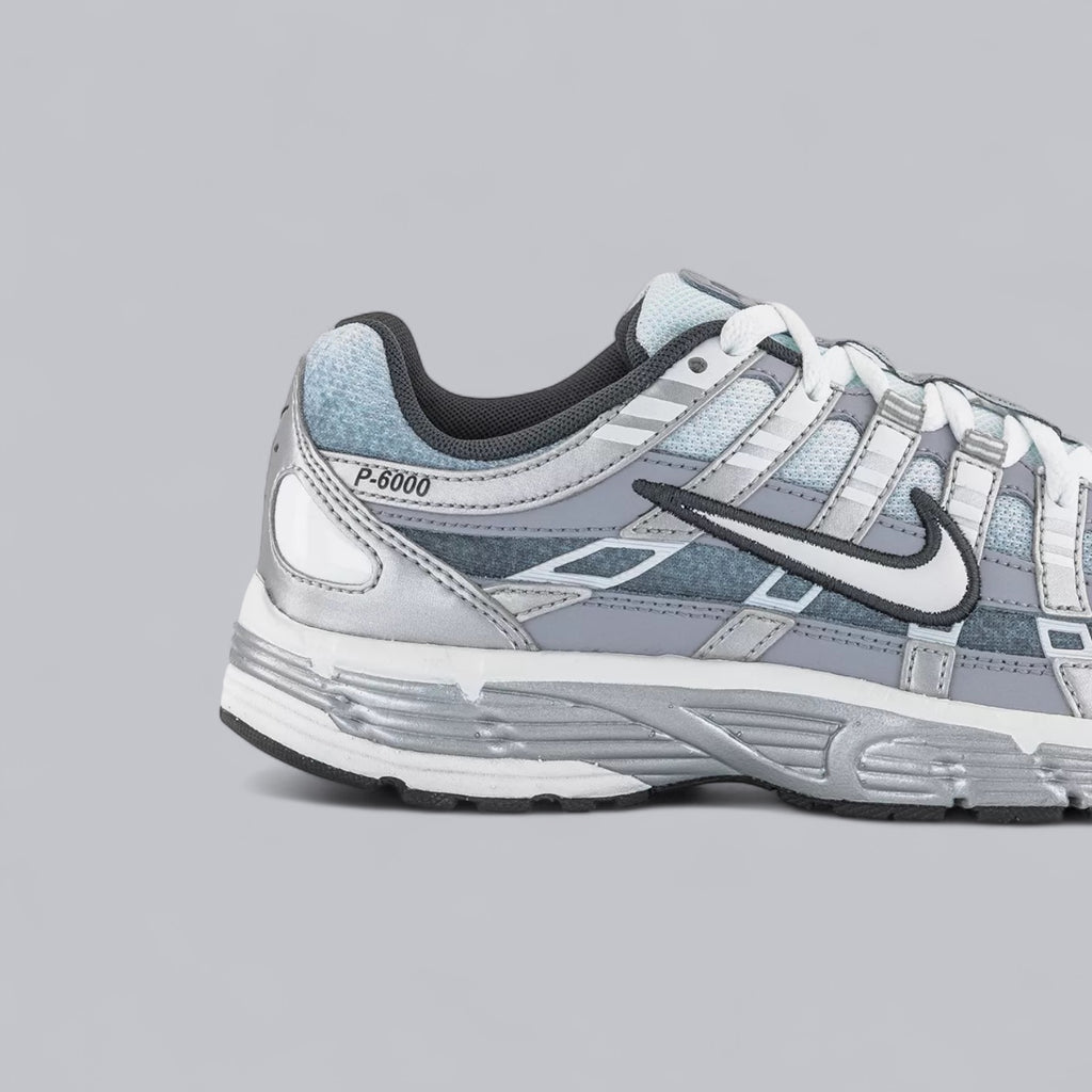 NIKE P6000 - METALLIC WOLF GREY